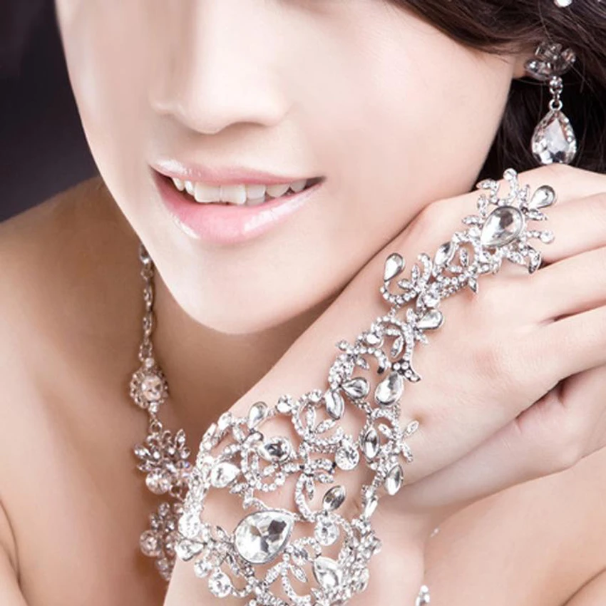 New-Luxury-Crystal-Bridal-Glove-Wrist-Fingerless-Wedding-Jewelry-Bracelets-for-Bride-Hot-Sale-Beaded-Mariage (1)