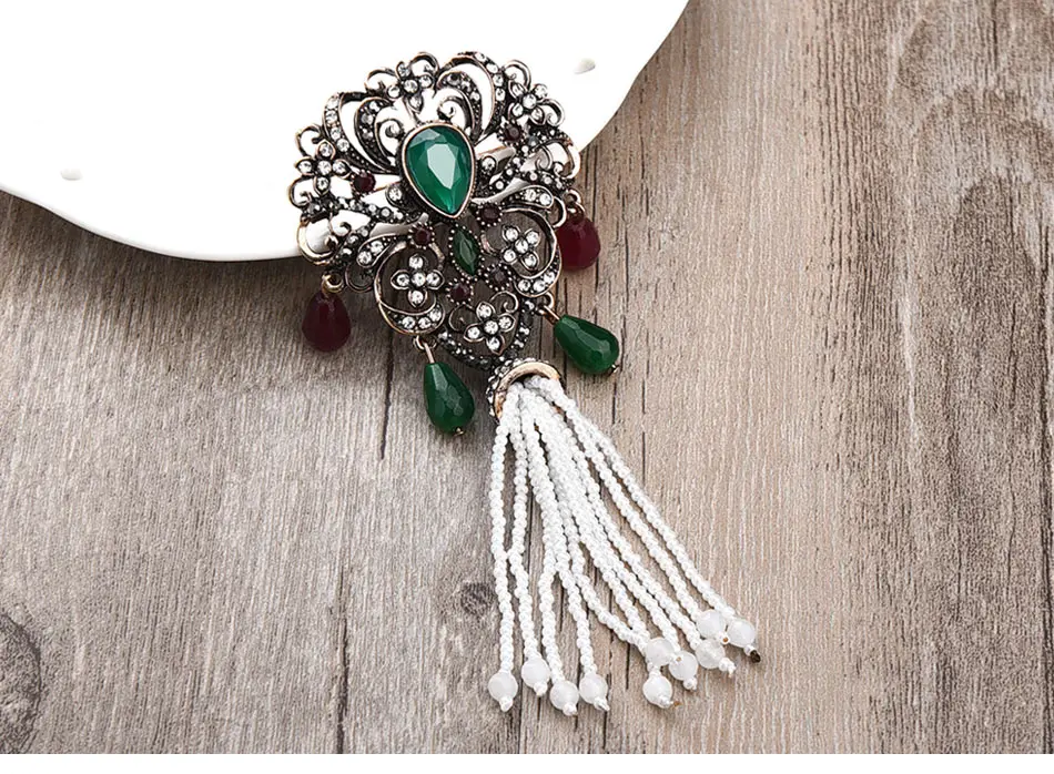 vintage-green-brooch-with-tassel-pendant_06