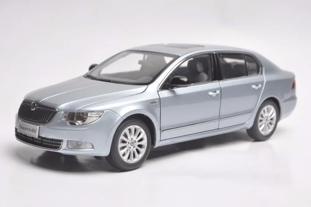 1:18 Модель литья под давлением для Skoda Superb Silver Liftback игрушечный автомобиль из