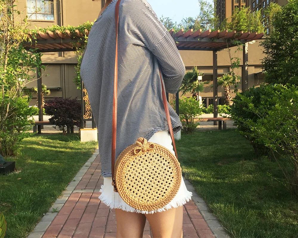

Rattan Crossbody Bags For Women 2018 Messenger Bag Handmade Round Bow Buckle Straw Bags Bohemian Beach Round Hollow Out Bag 01