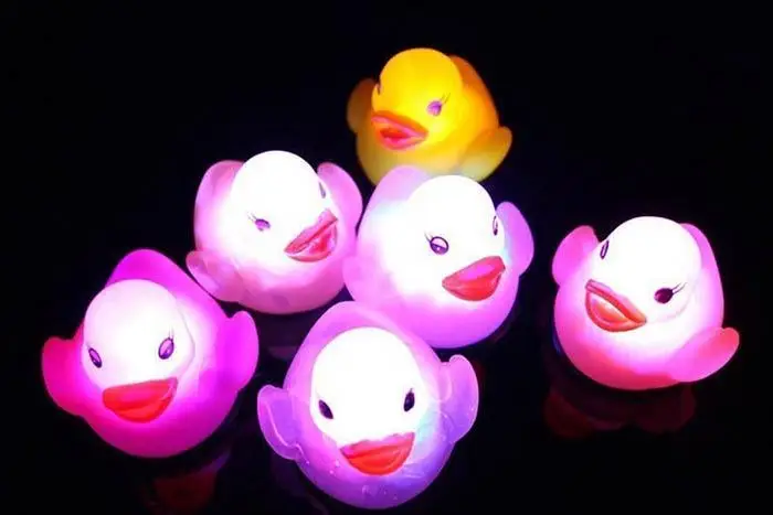 Индукционная Rubber Duck Ванна проблесковый маячок игрушка авто Цвет Изменение Детские Ванная комната игрушки многоцветные светодио дный