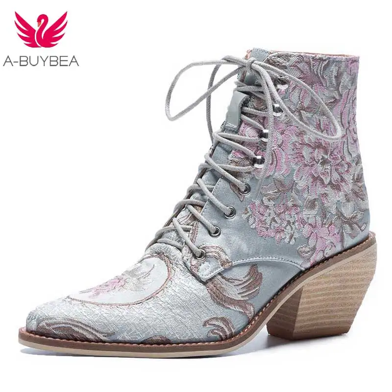 Женская повседневная обувь на высоком каблуке; ботильоны на шнуровке с вышитыми цветами; женские ботильоны; обувь из шелкового атласа