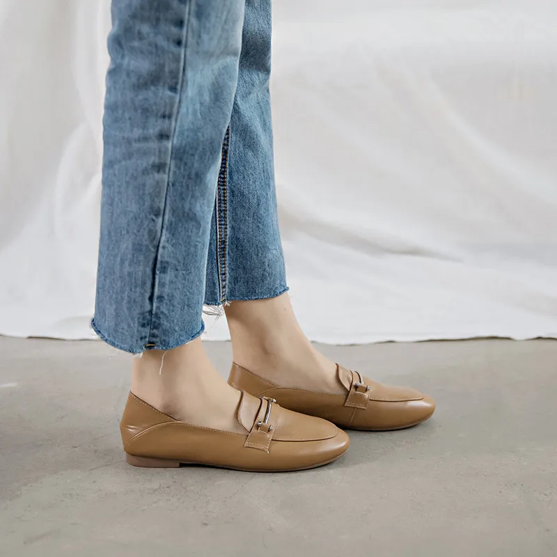 Odetina/новые женские туфли для вождения на плоской подошве с круглым носком Лоферы без шнуровки, повседневная обувь на плоской подошве мягкая подошва, металлические украшения, большой размер 43 - Цвет: Camel