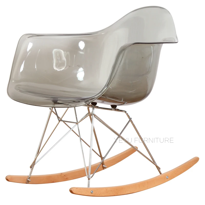 Прозрачное современное дизайнерское Прозрачное пластиковое и деревянное кресло-качалка. Дымчатое акриловое кресло-качалка с подлокотником. Пластик кресло-качалка