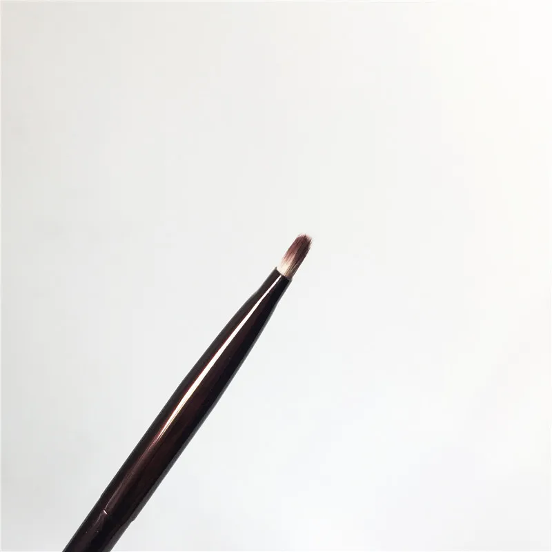 hourglass NO.10 Angled Liner Brush _ 4