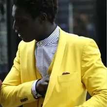 Индивидуальный заказ желтый бордовый женихов Костюмы для Для мужчин комплект из 3 предметов Best мужчина дружки Смокинги для женихов Slim Fit Blazer куртка+ Брюки для девочек+ жилет