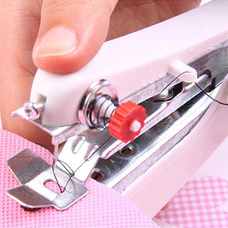 Ом666. Как пользоваться ручной машинкой. Ручная швейная машинка (мини-стечер). Мини швейная машинка mini sewing machine. Машинка швейная the handheld sewing machine.