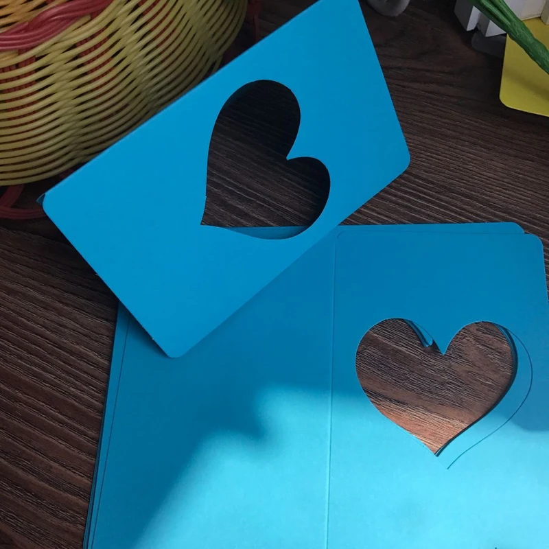 50 шт.-9,4*15 см цветная форма сердца выдолбленные Складные DIY открытки для сообщений пустые поздравительные открытки черный белый крафт-карты - Цвет: blue