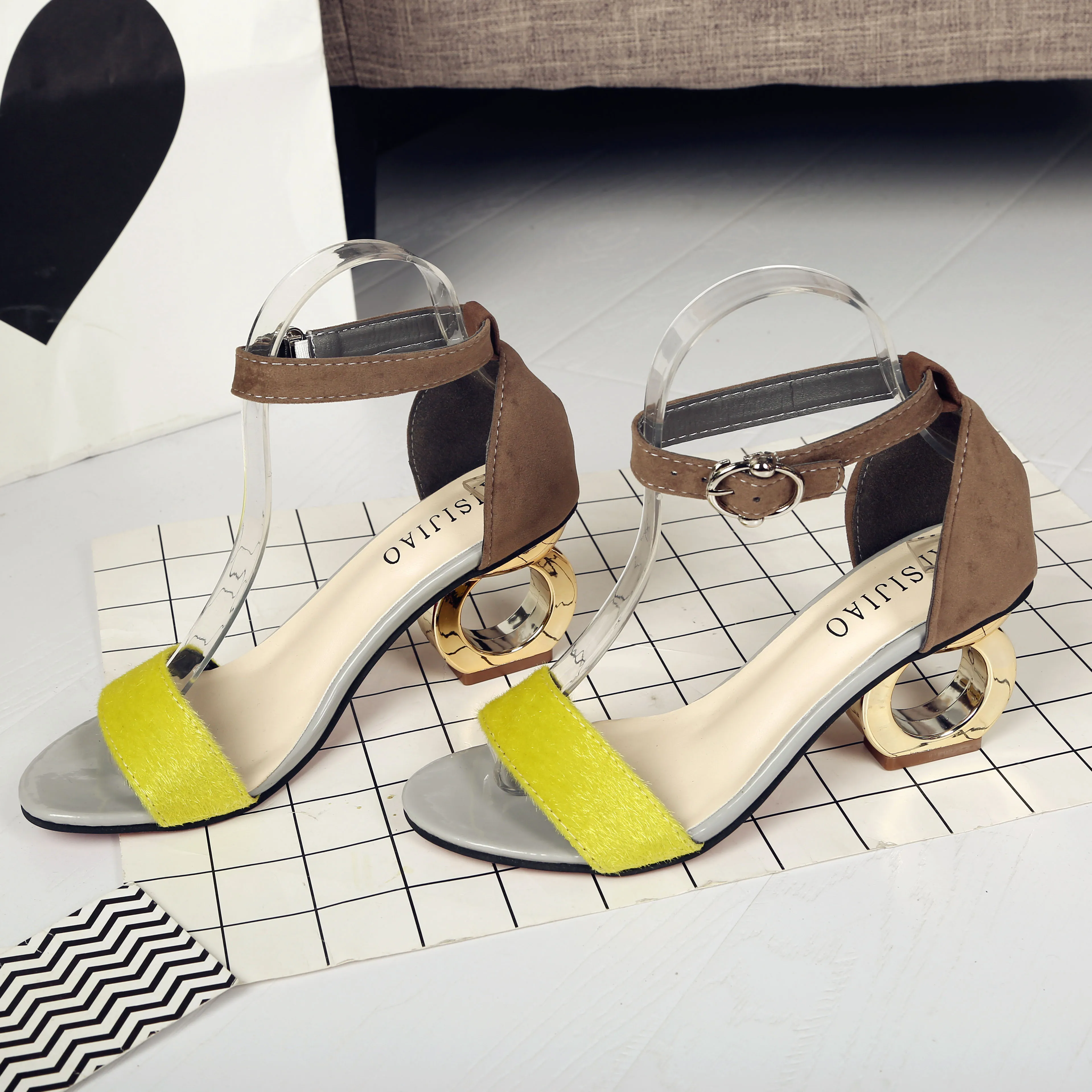 2019 الكاحل حزام الكعوب المرأة الصنادل الصيف أحذية النساء المفتوحة غريبة نمط عالية الكعب حزب اللباس الصنادل