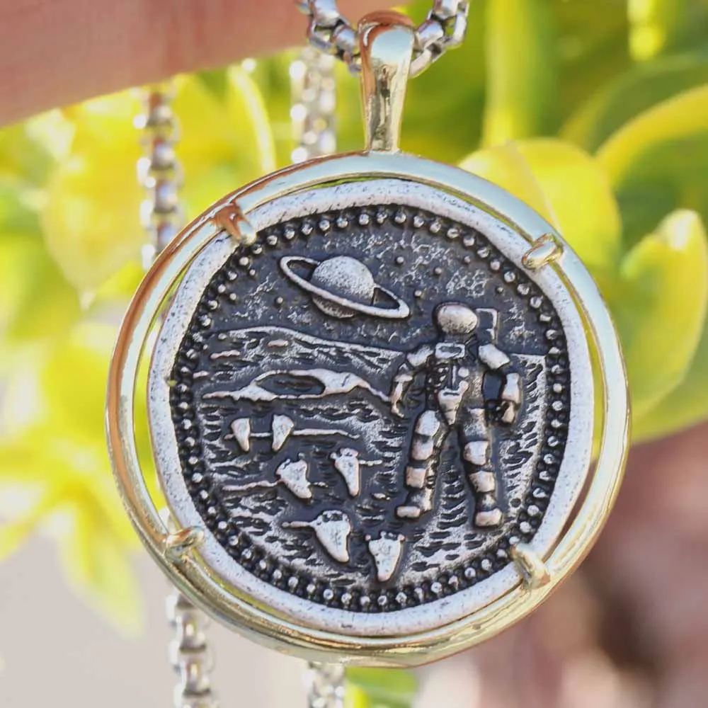 

Exclusive Astonaut Planet Necklace Men Satellite UFO Aerospace Galaxy Universe Spaceman Pendant Meditation Astronomy Jewelry