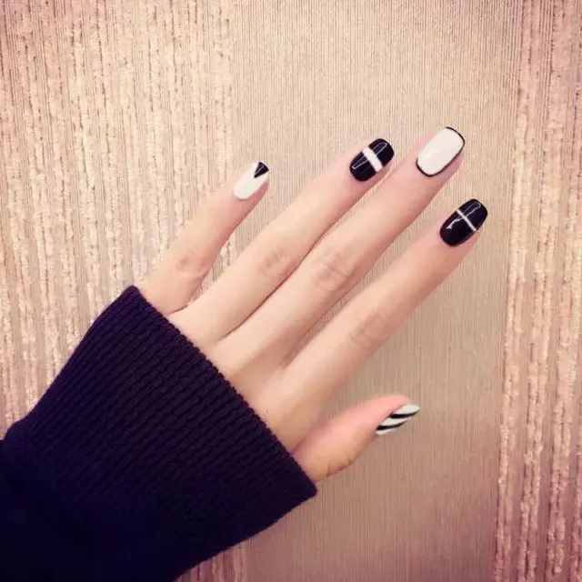 24pcs/set Simple Trending Style Black White Line Japanese Style 24pcs/set simple trending style black white line Japanese style resin Nail Art False Fake - 24pcs/set Simple Trending Style Black White Line Japanese Style