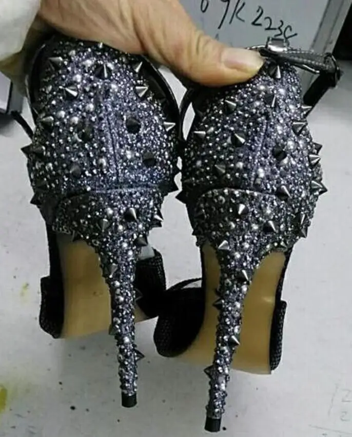 Модные пикантные женские модельные туфли с острым носком на шпильке, с заклепками, с пряжкой на лодыжке; блестящие туфли золотистого цвета для сцены; свадебные туфли-лодочки