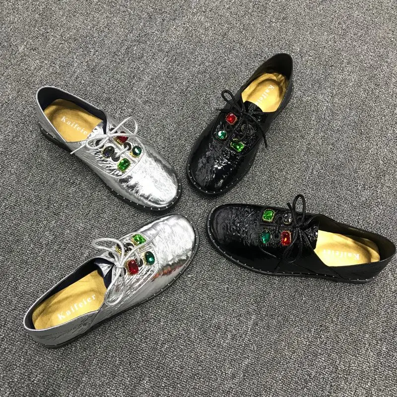 2019 New Rhinestone Women Flat Shoes Red Green Crystal Decor Lace-up Loafers Luxury Shiny Flats Soft Leather Comfortable Shoes