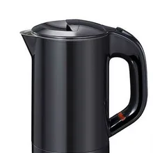 Небольшой электрический чайник чашка в студенческом общежитии двухэтажного