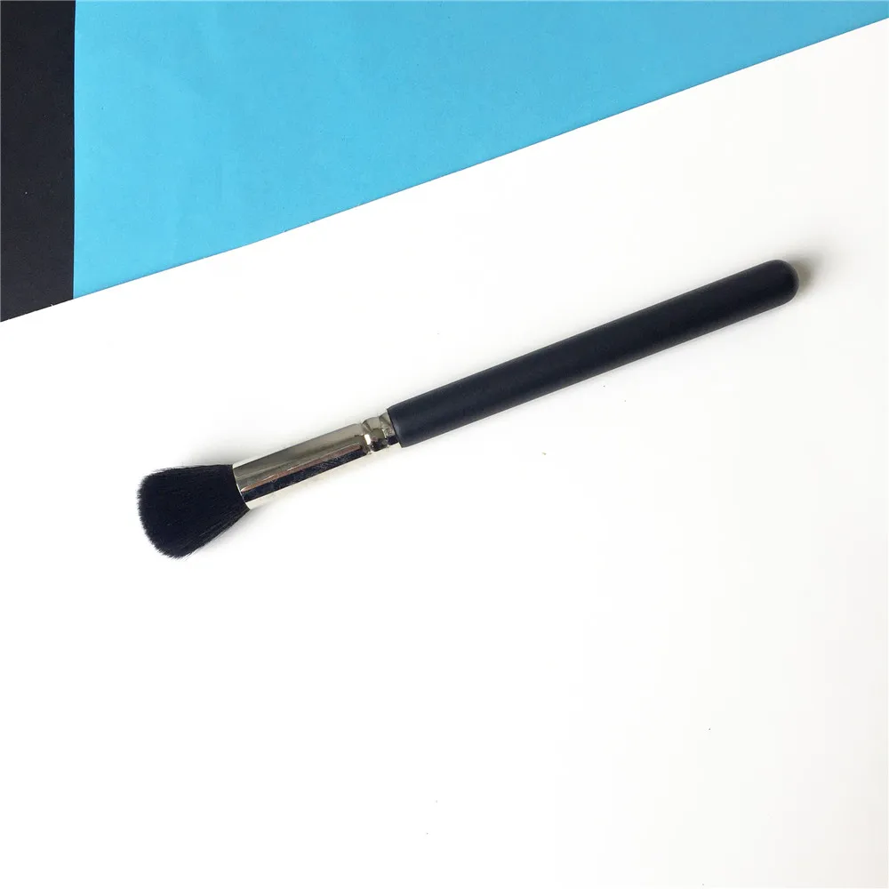 MAC BRUSH 109 Small Contour Brush _ 1