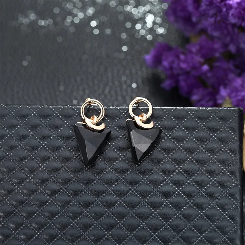 Серьги гвоздики треугольные женские простые ювелирные украшения черного цвета