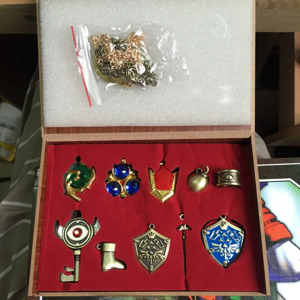 The Legend of Zelda Triforce Hylian Shield & Master Sword Keychain