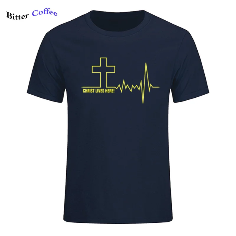 Мужская футболка с надписью Funny Christ Lives Here Cross Heartbeat для христиананина Иисуса