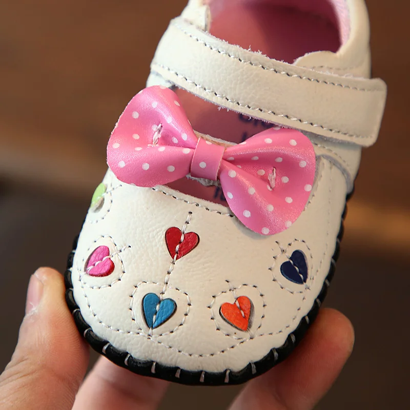 Детские Обувь кожаная для девочек лук малыша Обувь мягкая подошва весна и осень детская обувь для девочек с принтом сердца
