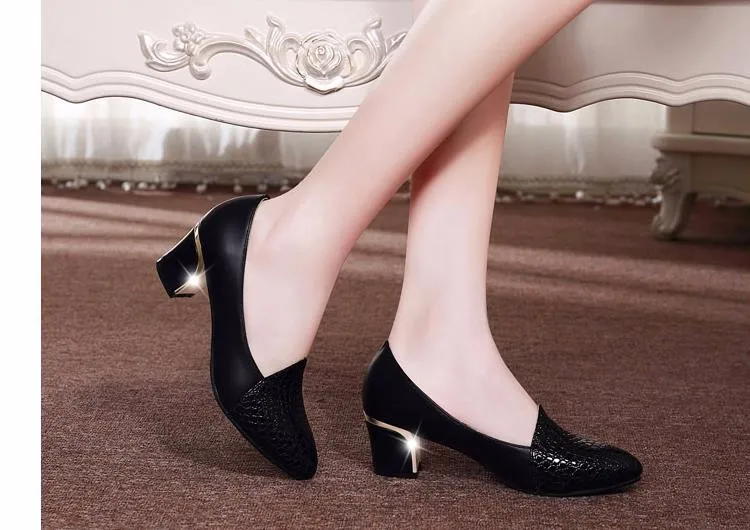 Черные женские туфли на каблуке; коллекция года; сезон весна; кожаные туфли-лодочки; женская обувь на среднем квадратном каблуке; обувь для офиса; цвет белый