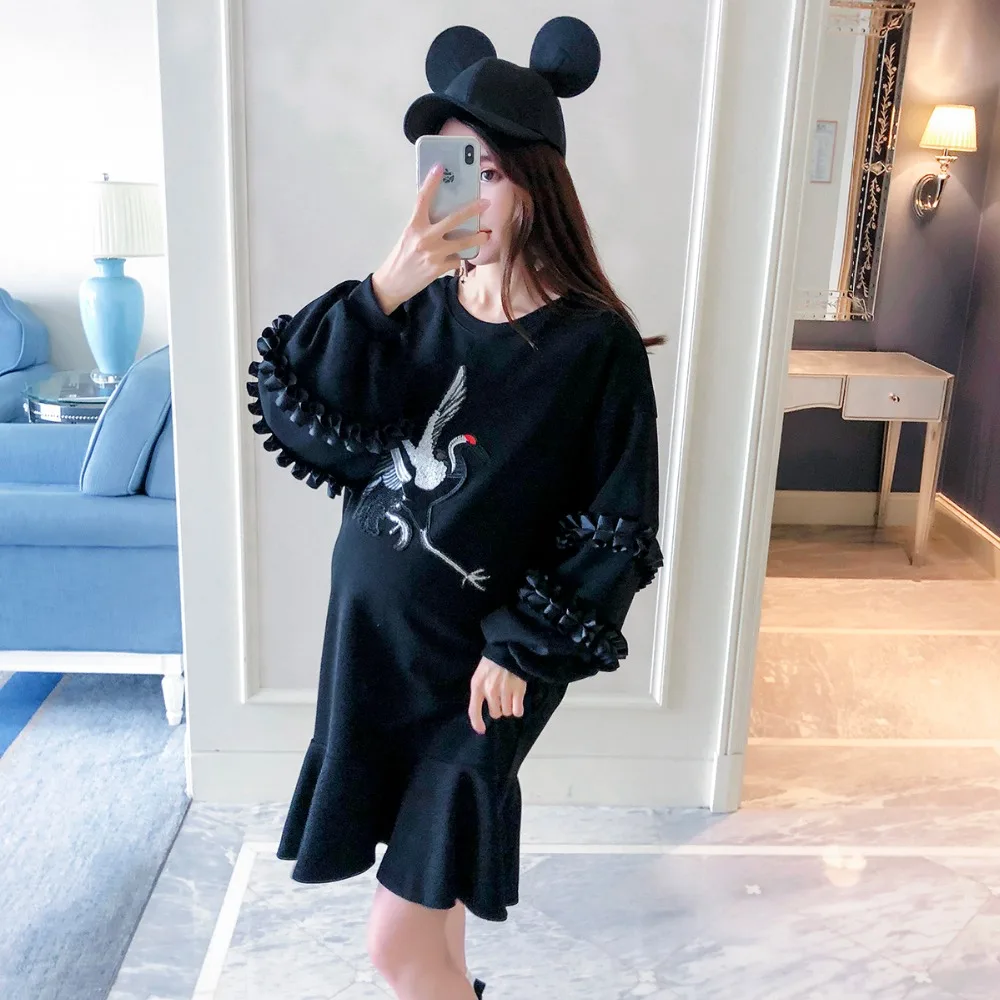 

Pregnant women sweater autumn 2018 new fashion embroidery sequins maternity dress Korean version of the tide wood ear long shirt
