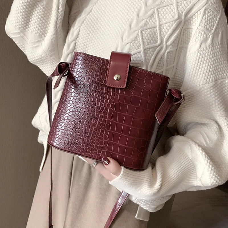 

Tide Oblique carry texture Fashion hundred simple sen system bucket net Red Hook small black bag mystic messenger diamond chain