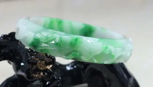 

01551 NATURE BEAUTIFUL CARVING GREEN WHITE JADE JADEITE BRACELET BANGLE