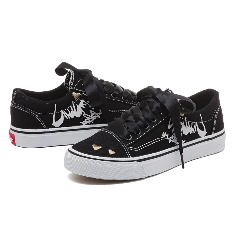 

Autumn Harajuku Flame Graffiti Canvas Shoes Female Korean Version Of The Wild Hong Kong Flavor Retro Strawberry Shoes