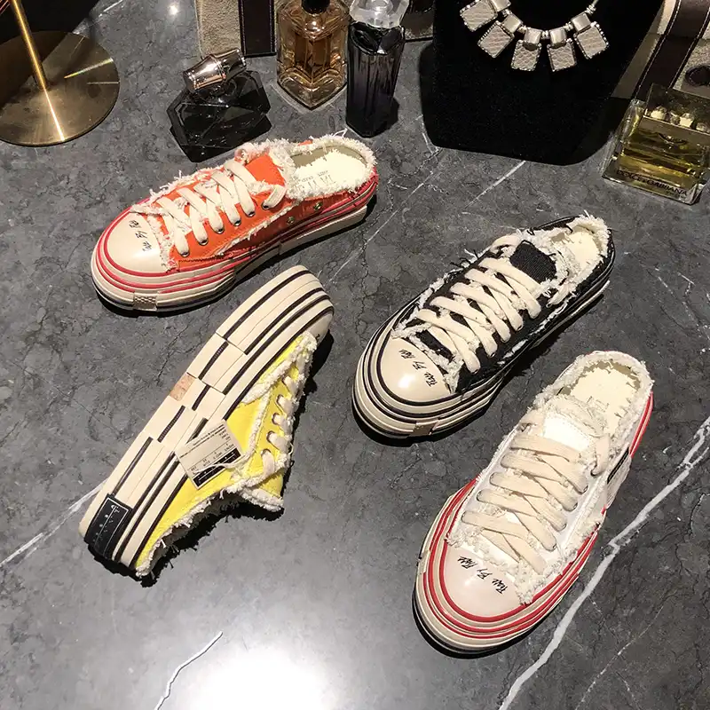 tenis com a parte de tras aberta