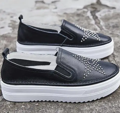 

2018 new casual five-pointed star metal rivet single shoes.