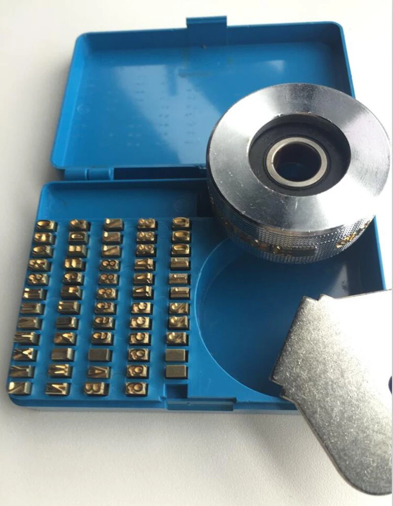 латунные буквы. Iq карточки буквы. фиксатор бетонный форма. буквы в бетоне. буква д разными шрифтами.