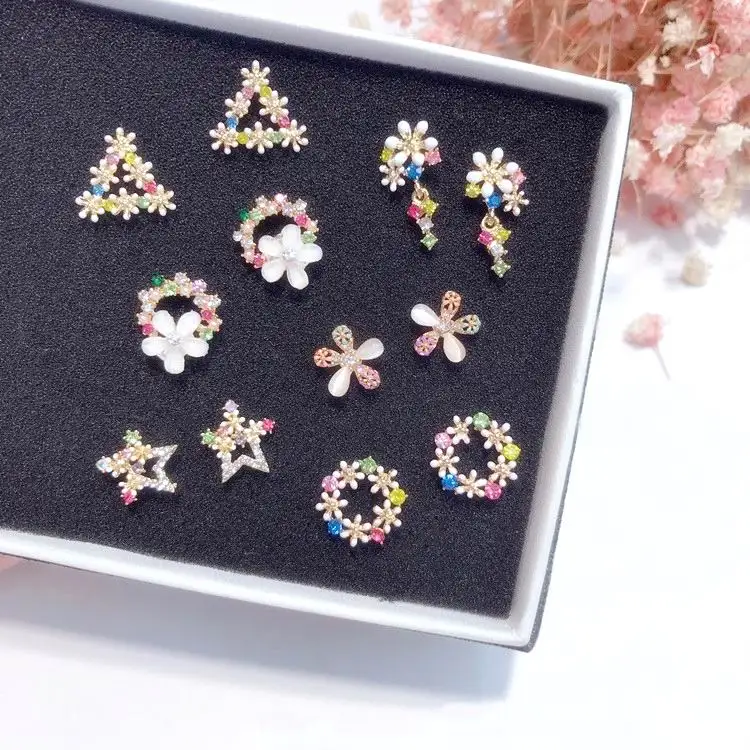 

MENGJIQIAO 2018 New Korean Sweet Colorful Wreath Stud Earrings For Women Rhinestone Triangle Star Small boucle d'oreille Gift
