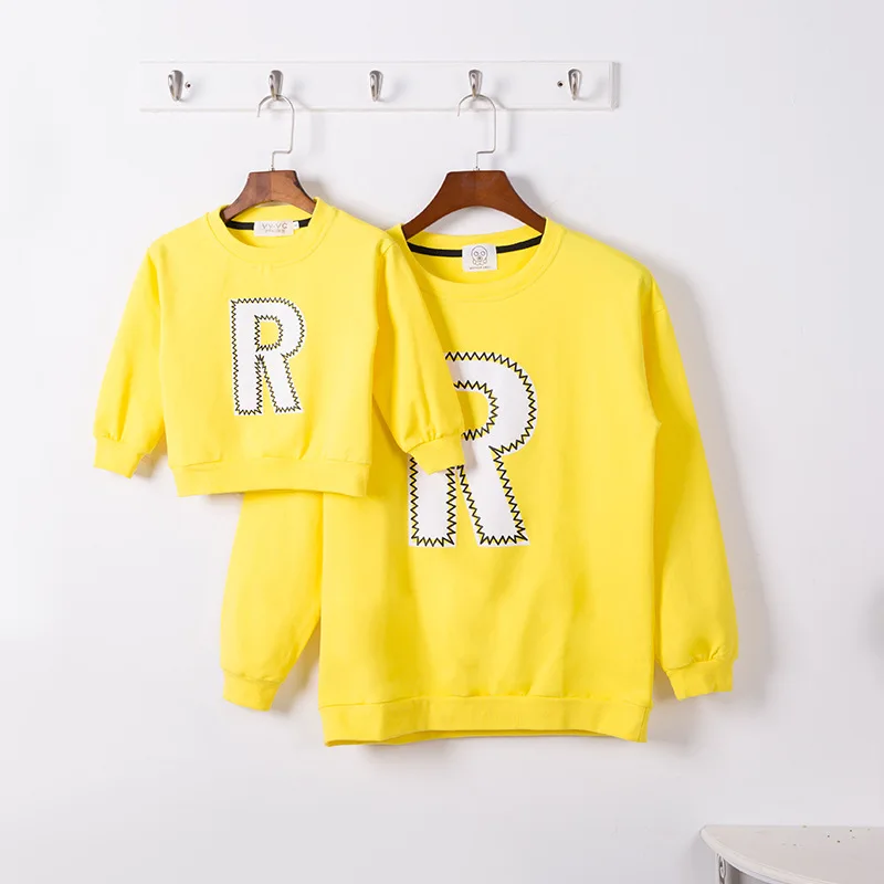 

Mom Mum and daughter hoodies Sweatshirt mother son outfits R LETTER Children cotton Long Sleeved family matching shirts