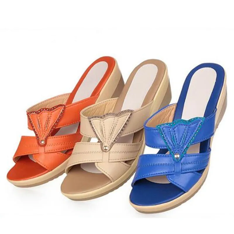Модные летние женские сандалии-шлепанцы больших размеров босоножки из натуральной кожи с открытым носком женская обувь сандалии тапочки на танкетке