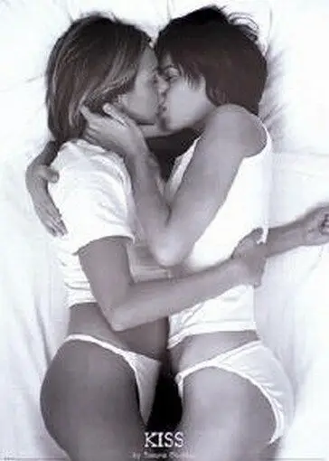 

N1959 Tanya Chalk The Kiss Two Girls Kissing Image Wall Sticker Silk Fabric Poster Art Indoor Decor Bright