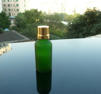30 мл 30 шт. Ftosted красочные Стекло жидкости бутылки эфирное масло бутылок реагентов ароматерапия косметической упаковки флаконы винтовой крышкой - Цвет: Green  Gold big Cap