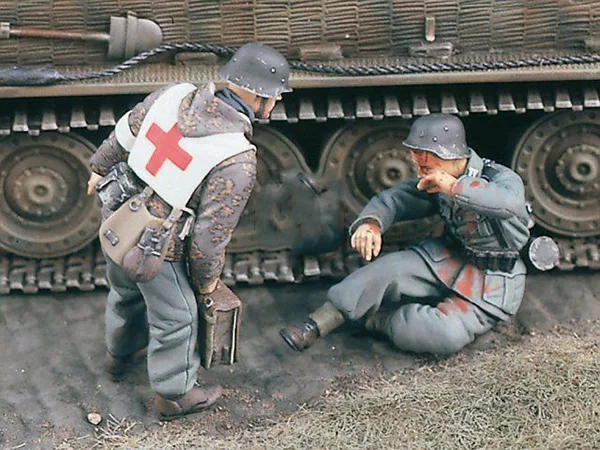 

1/35 Scale Unpainted Resin Figure Battlefield Ambulance