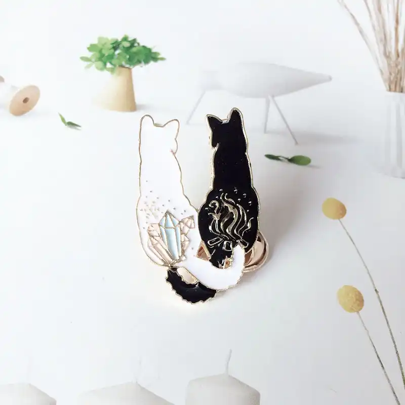 Broche En Metal Email Chat Blanc Noir Dessin Anime Mignon Queue De Feu Et De Glace Badge De Chat Accessoires De Bijoux A La Mode Aliexpress Broche En Metal Email Chat Blanc Noir Dessin Anime Mignon Queue De Feu Et De Glace Badge De Chat Accessoires De Bijoux A La Mode Aliexpress