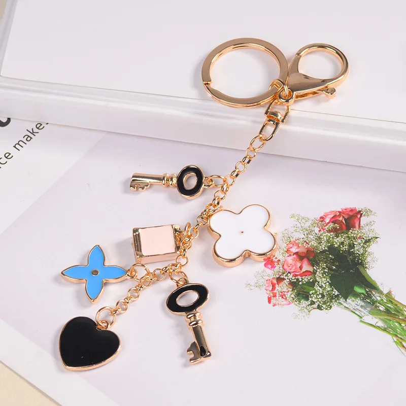 

Good Luck Clover keychains Fashion Brands Key Chain Flower Keyrings Metal Key Ring Women Bag Charm Pendant Car Accessories