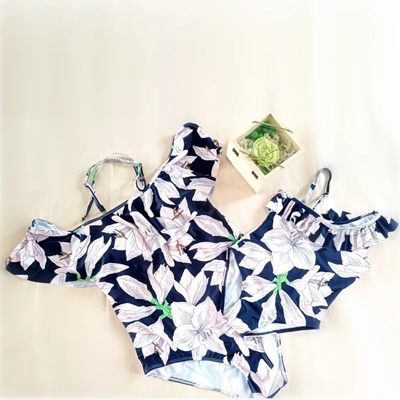 NASHAKAITE-Swimsuit-Mom-Daughter-Lily-Print-Ruffled-Off-Shoulder-Bodysuit-mae-e-filha-Mom-and-Daughter (3)