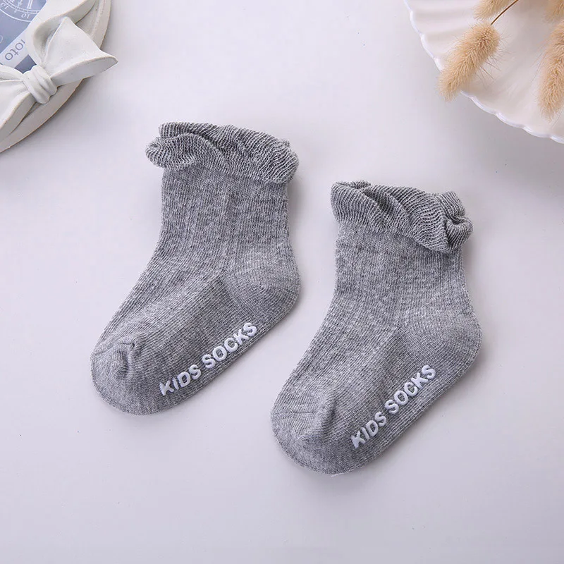 gray От 0 до 2 лет носки для малышей Мягкие хлопковые кружевные короткие носки для девочек Нескользящие носки с резиновой подошвой для новорожденных мальчиков - Цвет: gray