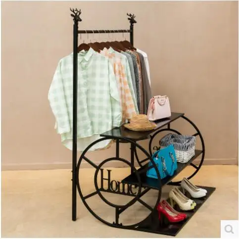 

The clothing store shows the small and high-low table children's shelves in the high and low end of the platform