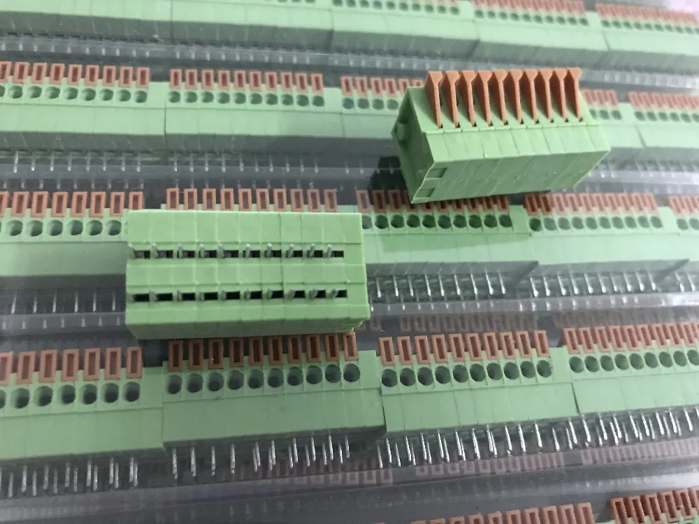 

KF141R 50PCS/lot 2.54mm Pitch Spring Terminal Blocks Connector 2/3/4/5/10-20P Right Angle Green RoHS PCB Mounted