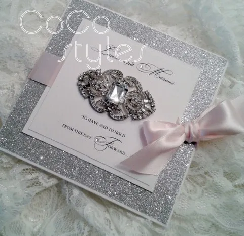 Cocostyles индивидуальные роскошные серебряные принты блестящий дизайн Пригласительные открытки с брошью и лентой для королевских свадебных приглашений