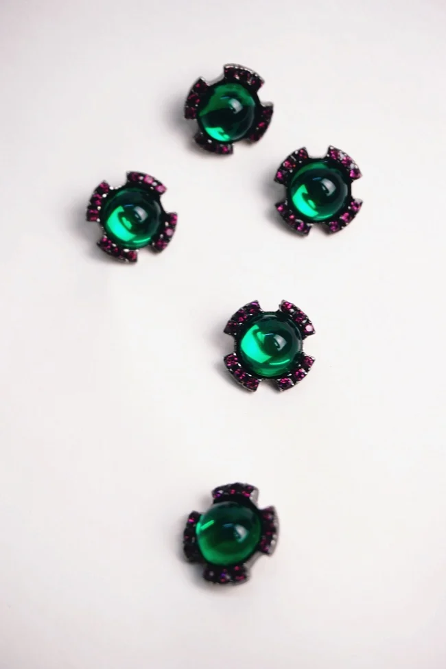 

Metal buttons are suitable for 10 sets of sweaters, sweaters and clothes.