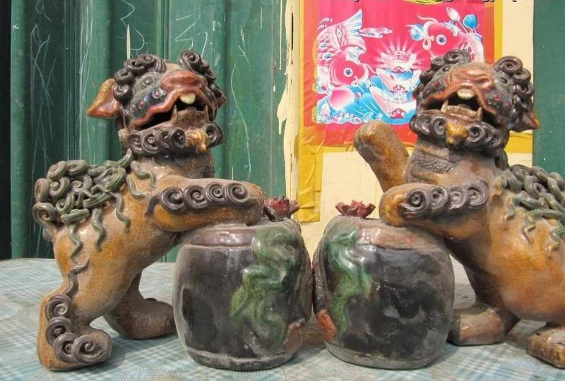 

China Folk Wucai porcelain Two Evil Beast Kylin Foo Dog Lion Play Rataplan