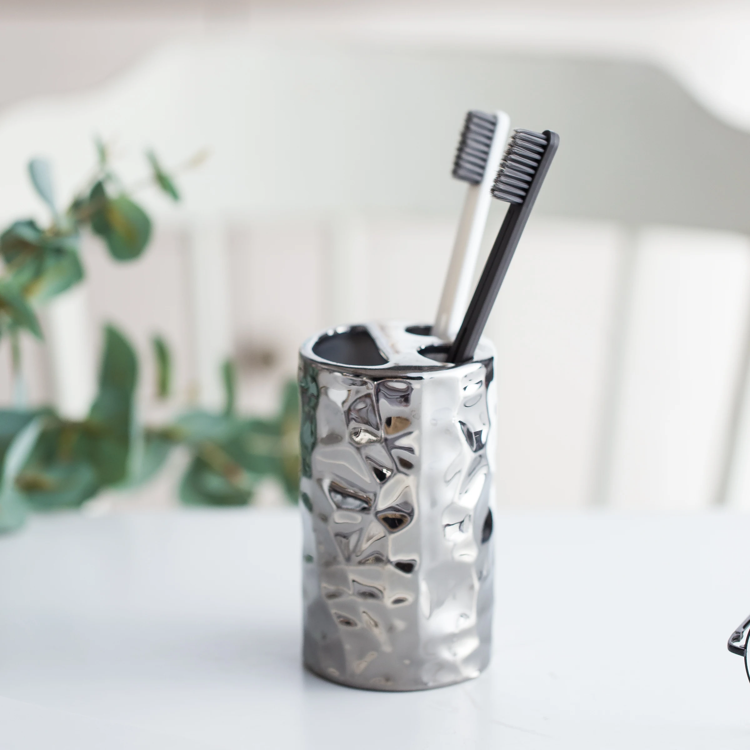 European style ceramic bathroom set silver plated washroom bathroom accessories wash cups toothbrush holder soap dish dispenser European style ceramic bathroom set silver plated washroom bathroom accessories wash cups toothbrush holder soap dish dispenser