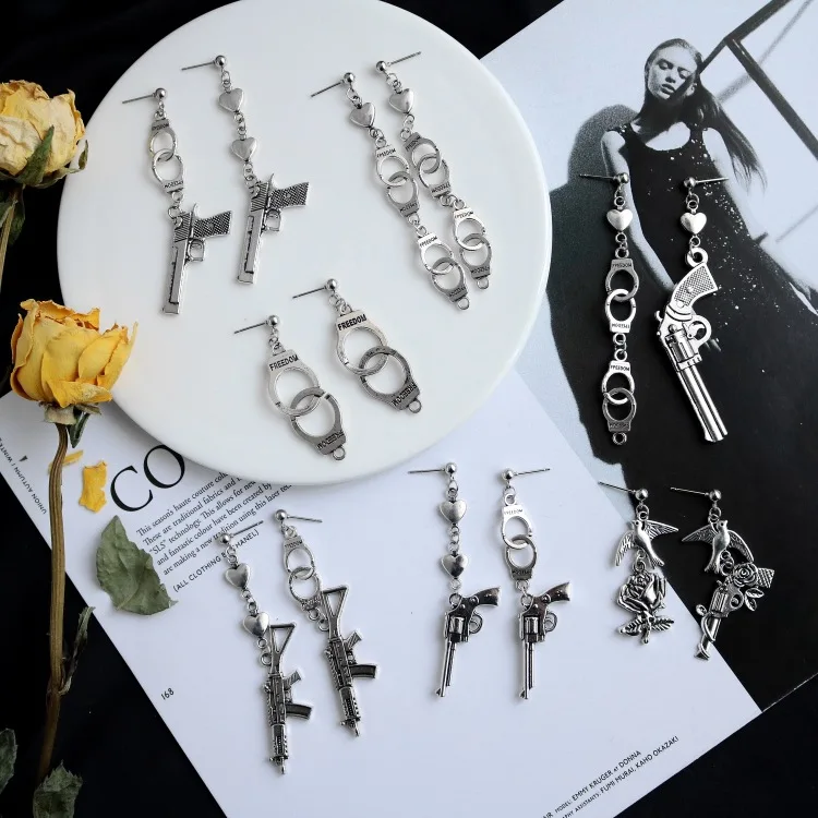 

Upscale Fashion Punk Vintage Pistol Handcuffs Drop Earrings Retro Long Dangle Earring for Women Jewelry Wholesale