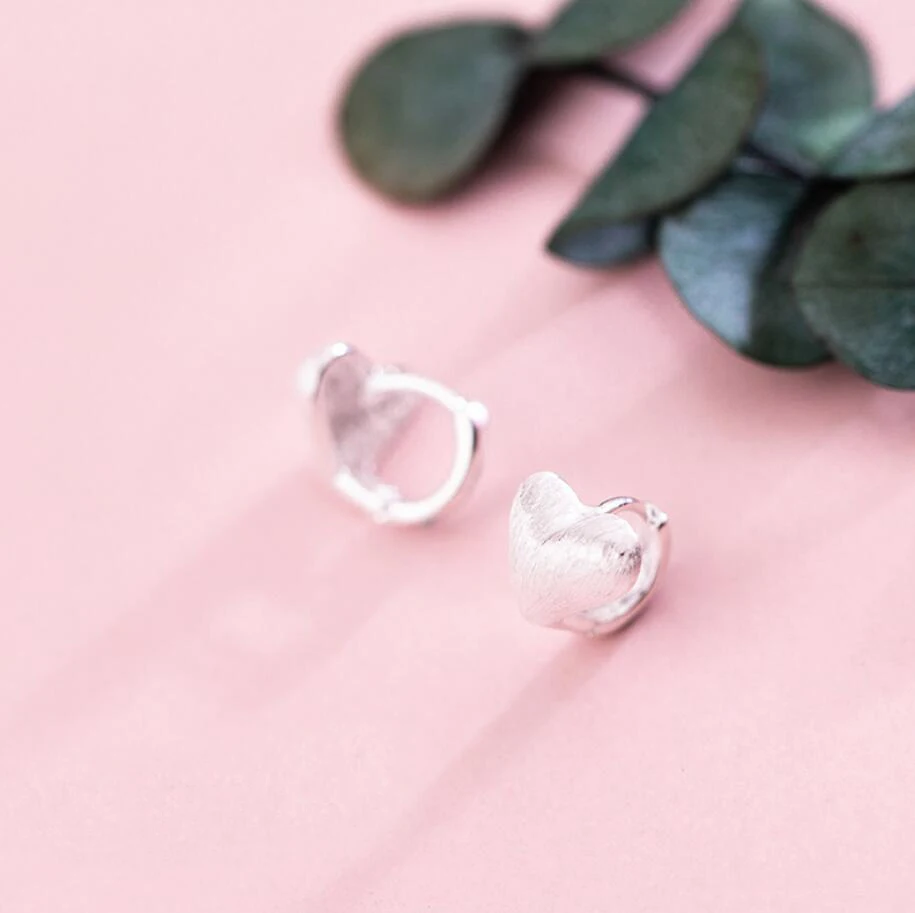 Серьги из стерлингового серебра 925 пробы с матовым сердцем Huggie Hoop, ювелирные изделия A1433