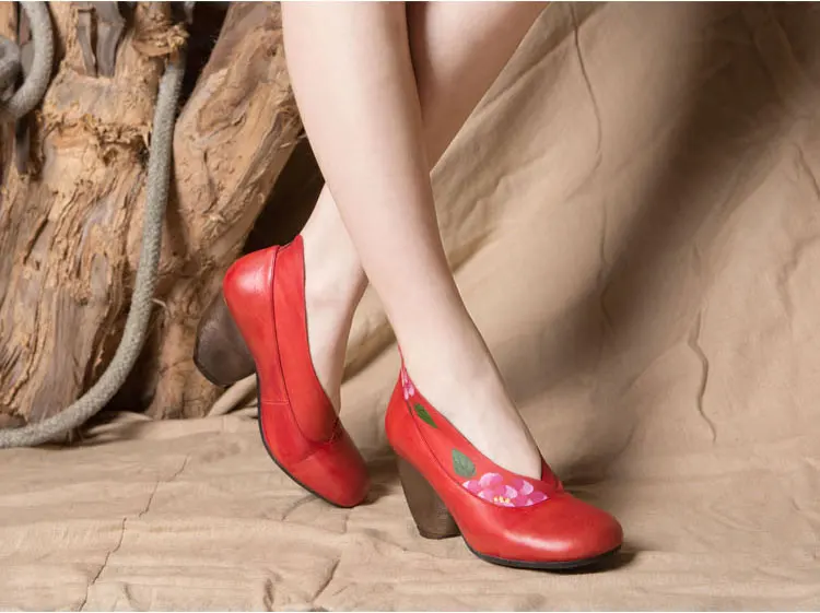Женские туфли на высоком каблуке; коллекция года; сезон лето; женские туфли-лодочки из натуральной кожи на не сужающемся книзу массивном каблуке; слипоны с круглым носком; женская обувь с цветочным принтом